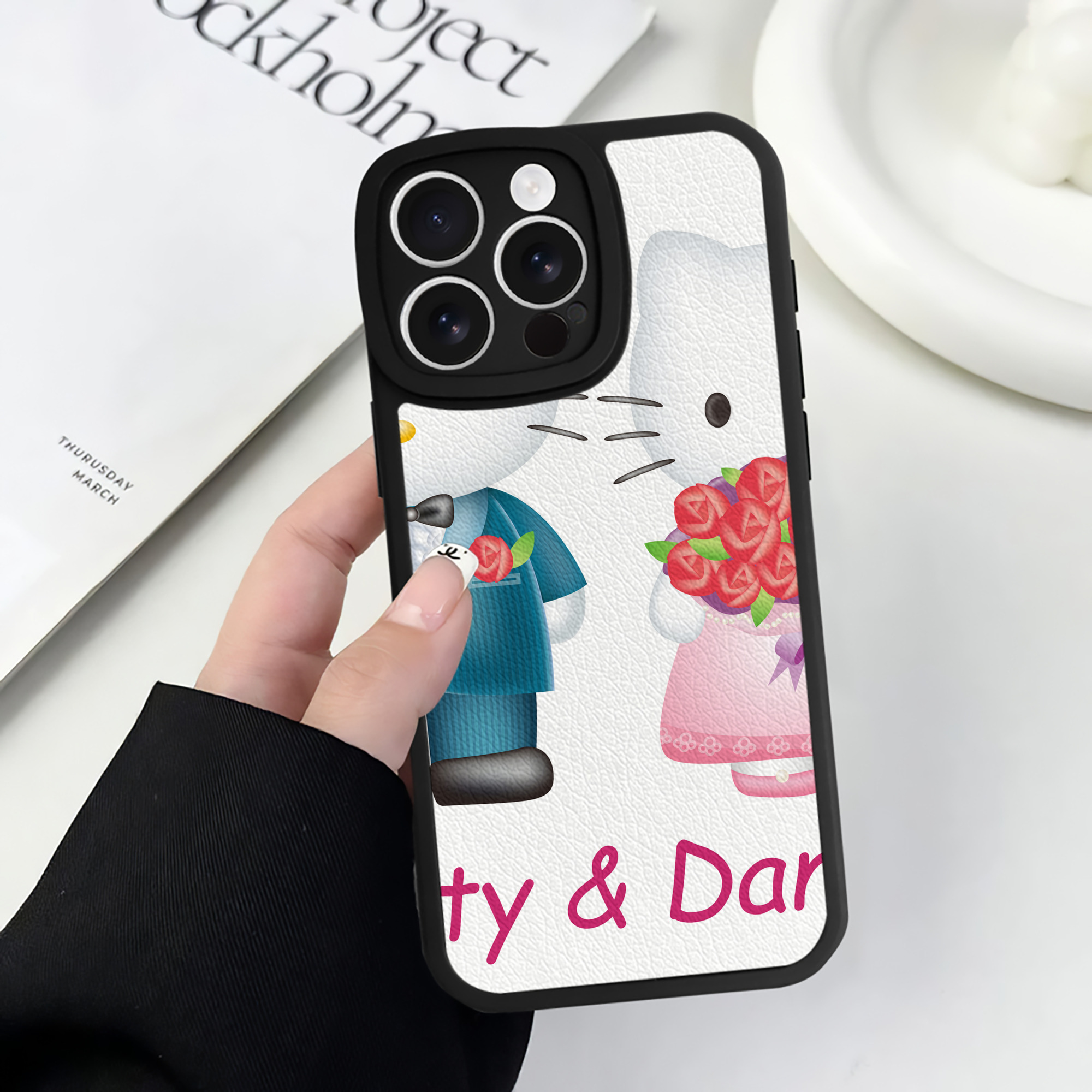 （画像用） Hello Kitty ハローキティ 【iPhone 16シリーズ対応】シリコンスマホケース（レザー調） 材質：シリコン